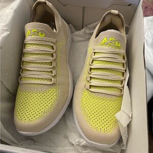 APL Women's TechLoom Breeze in Beach Energy White Size 7 NEW in Box